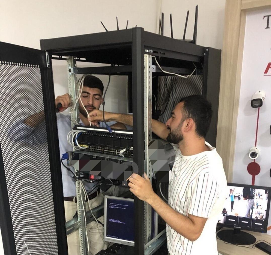 Rack kabinetlərin yığılması