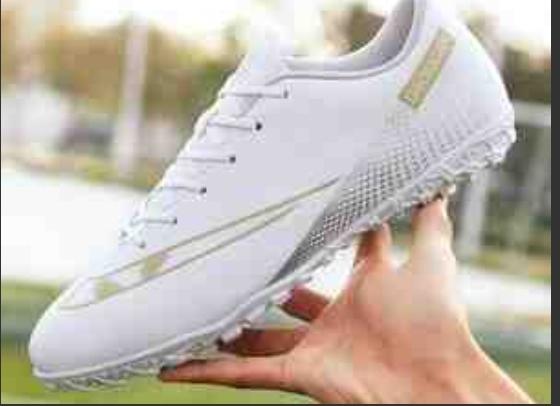 "Nike" futbol ayaqqabısı